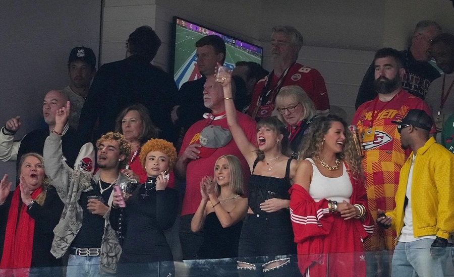 Taylor Swift Cheering at Super Bowl