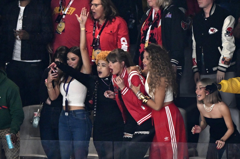 Taylor Swift reaction at Chiefs Super Bowl game