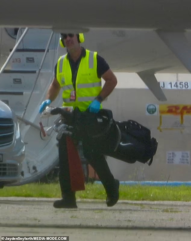 Travis Kelce golf club being carried after he landed in Sydney
