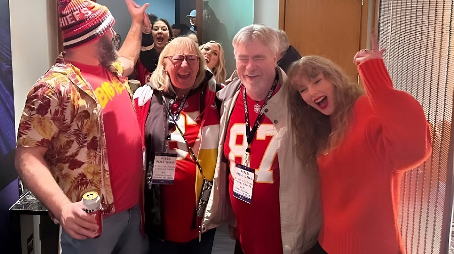 Taylor Swift with Travis Kelce Family