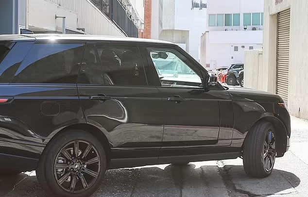 Travis Kelce Spotted riding a range rover on the way to the Gym