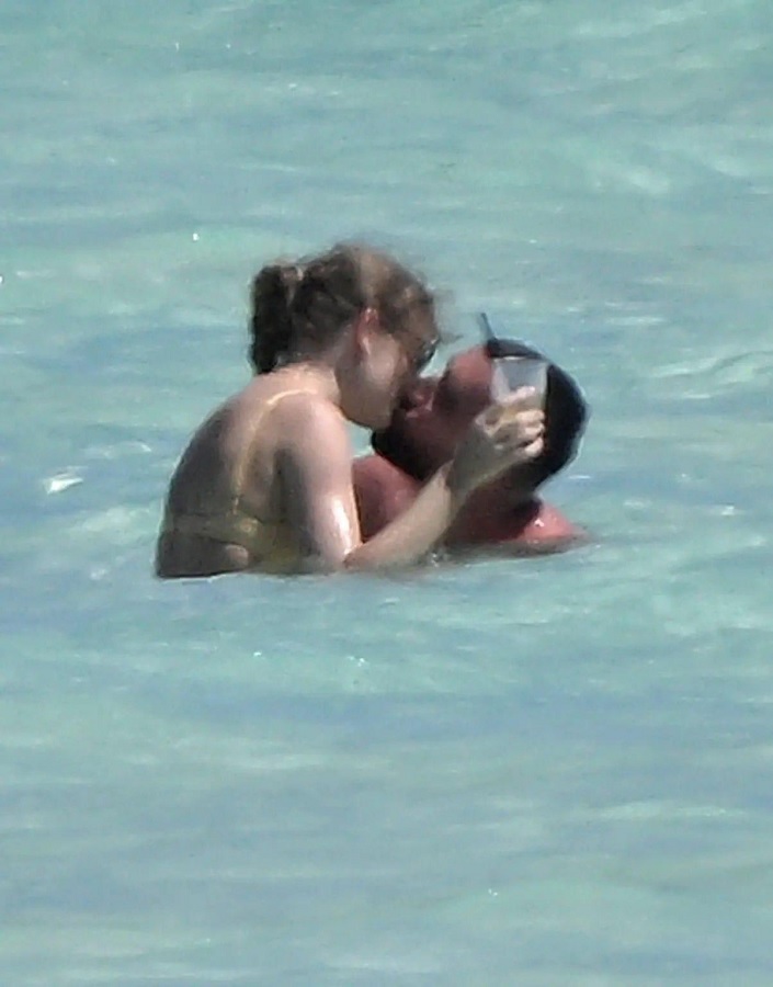 Travis Kelce and Taylor Swift Kissing at the beach