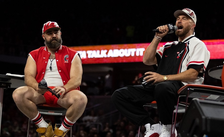 PHOTOS of Jason and Travis Kelce New Heights Live record