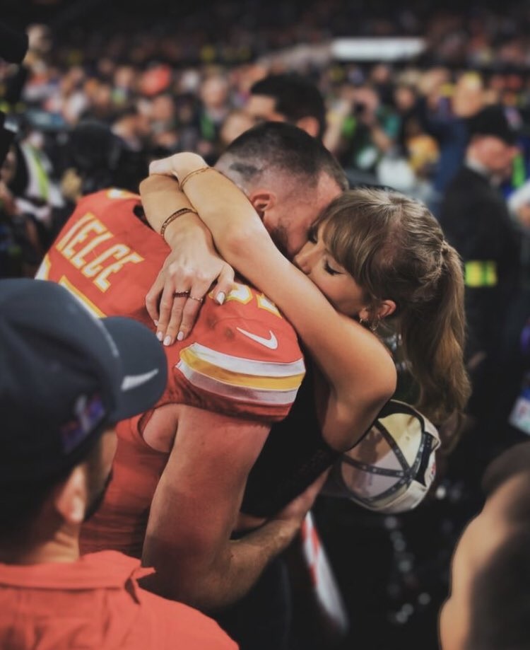 Cool Hugging Photo of Travis Kelce and Taylor Swift4