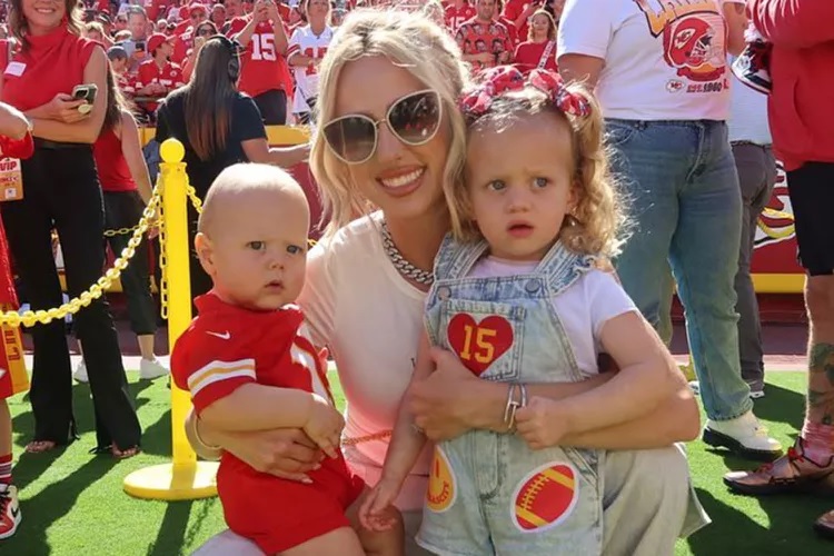 Brittany Mahomes with the kids at a Chiefs Game