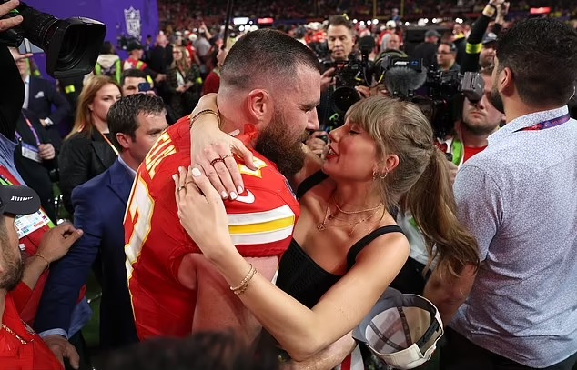 Travis Kelce and Taylor Swift Kissing